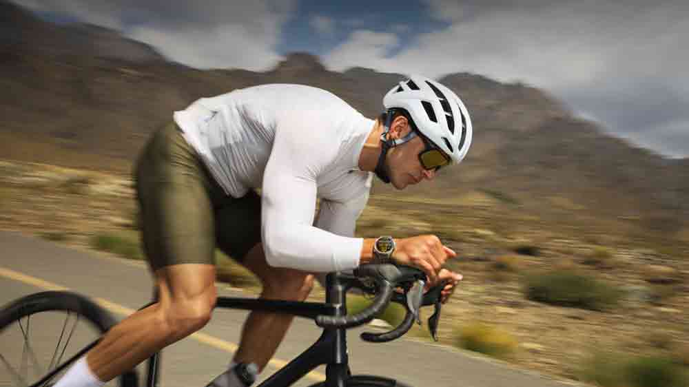 Cyklista s hodinkami Huawei GT 6 Pro_04