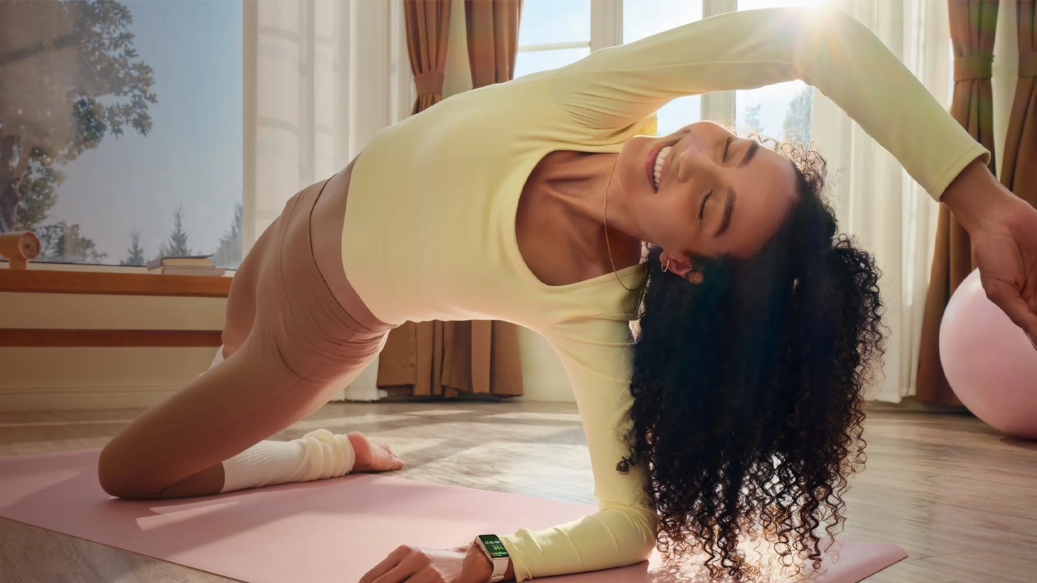 Žena cvič&iacute; se smart n&aacute;ramkom Huawei Band 11 Fluoroelastomer na ruke