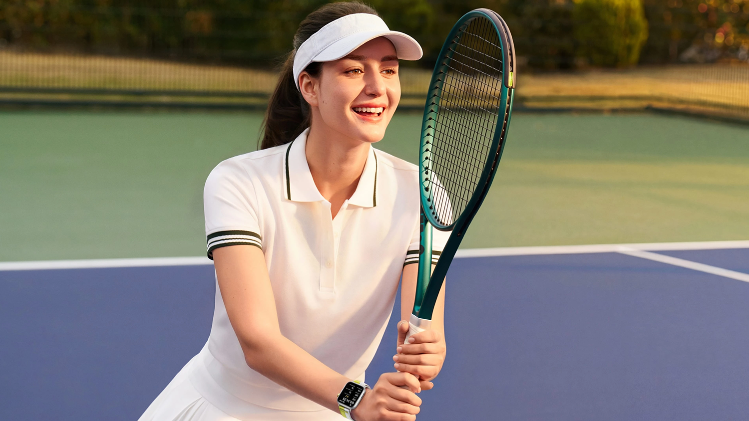 Žena s hodinkami HUAWEI WATCH FIT 5 hraje tenis