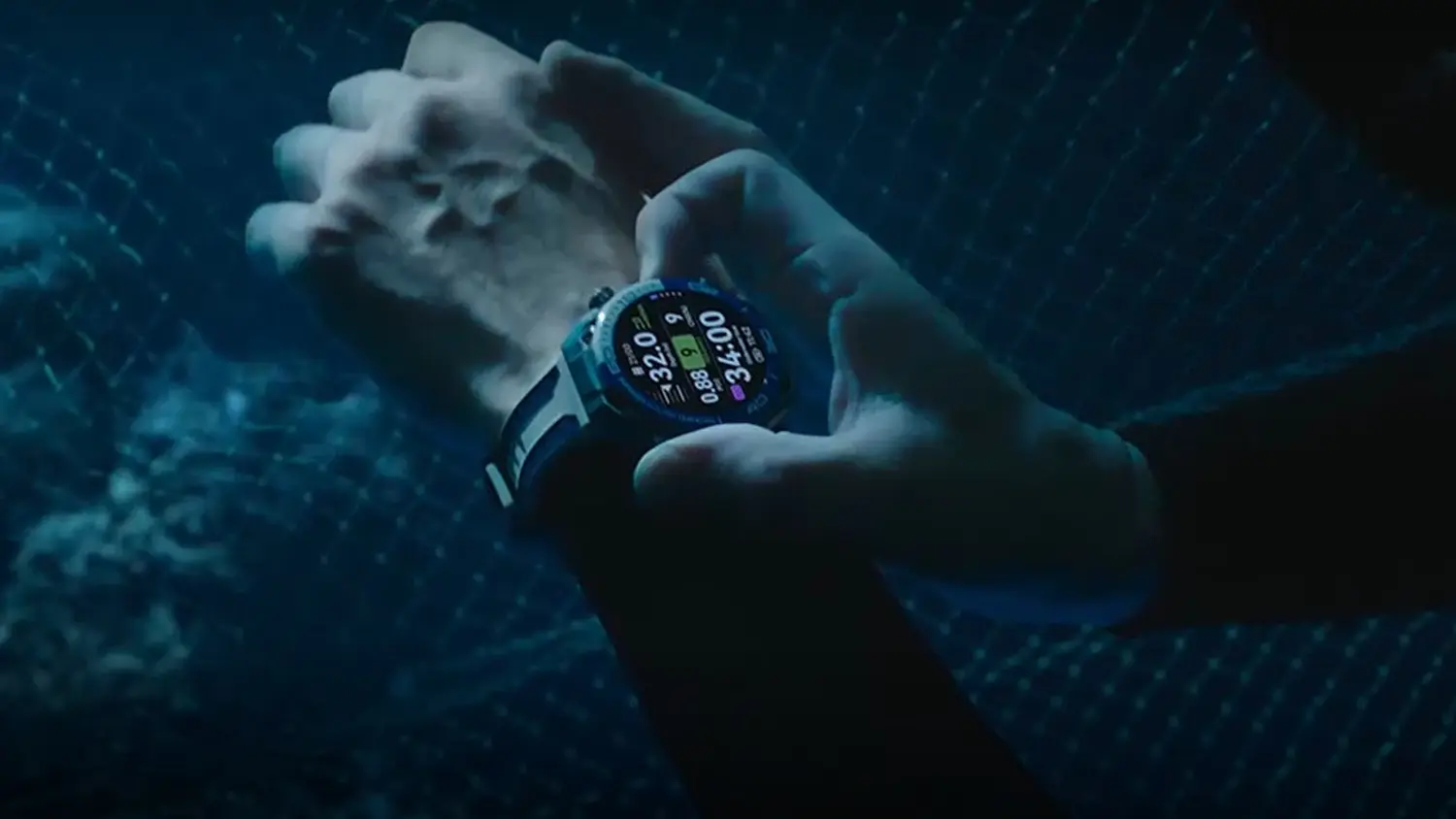 Potápěč pod vodou nastavuje hodinky HUAWEI WATCH Ultimate 2