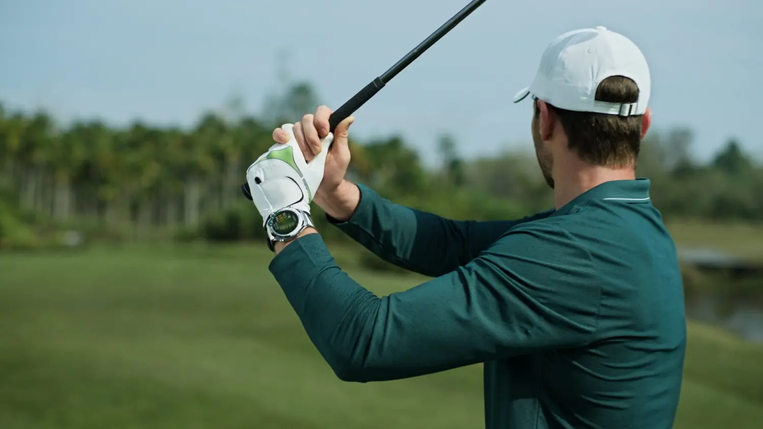 Muž s hodinkami HUAWEI WATCH Ultimate 2 hraje golf