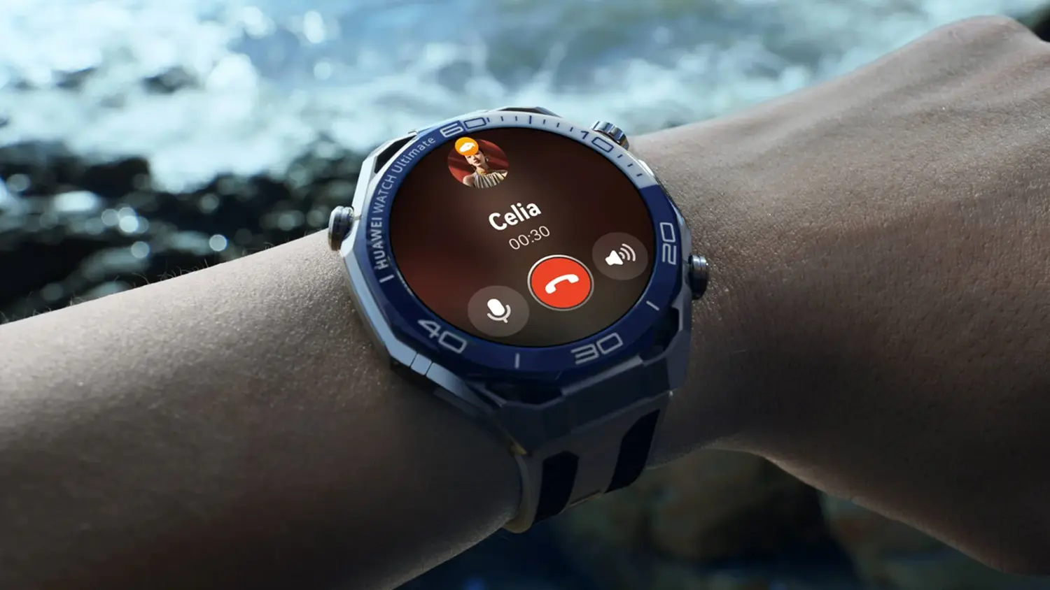Chytré hodinky HUAWEI WATCH Ultimate 2 na ruce při telefonování