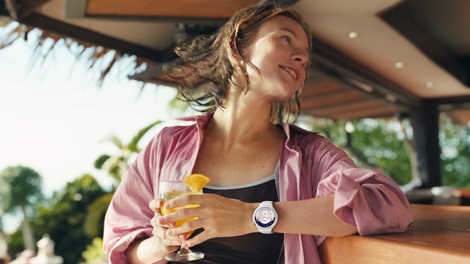 Žena s chytrými hodinkami Huawei Watch 6