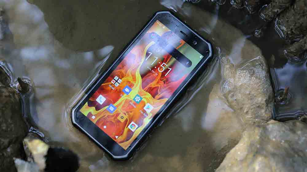 Odoln&yacute; smartphone iGET T1 ležiaci v kaluži_02