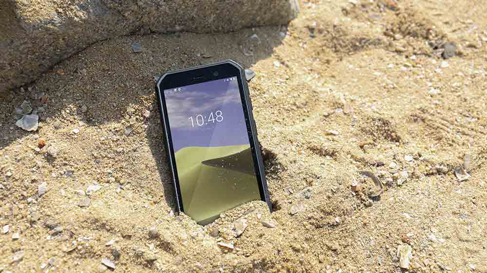 Odoln&yacute; smartphone iGET T1 v piesku_03