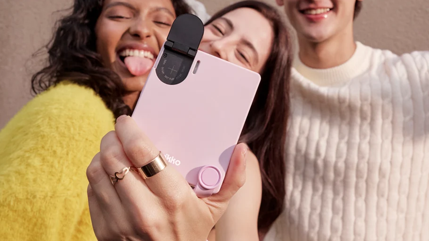 Žena fotí selfie s telefonem v kryru Ikko Lanyard Case