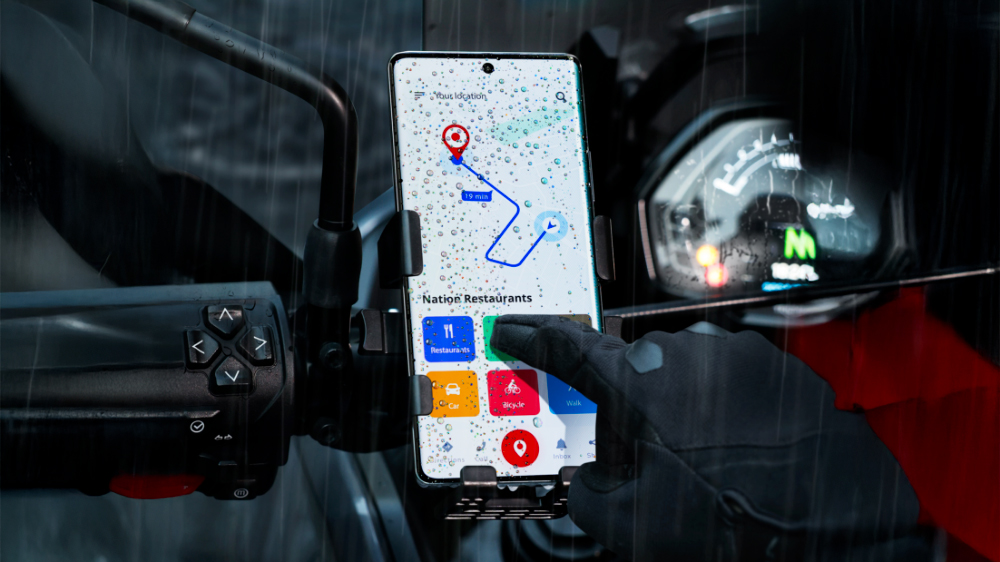Mobilní telefon Infinix Hot 50i 4GB/128GB přidělaný na jízdním kole během deště_03