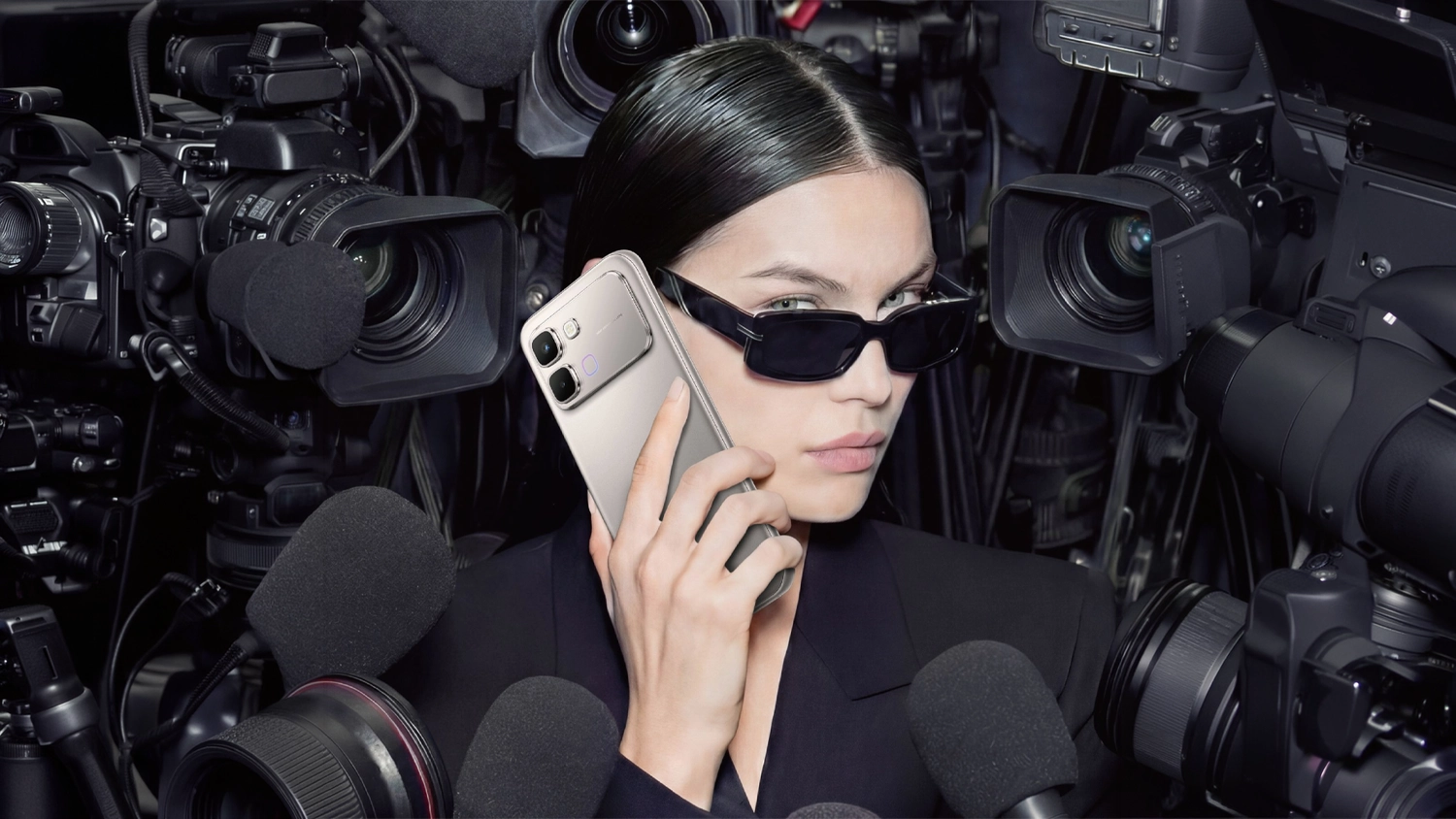 Žena s telefonem Infinix NOTE Edge