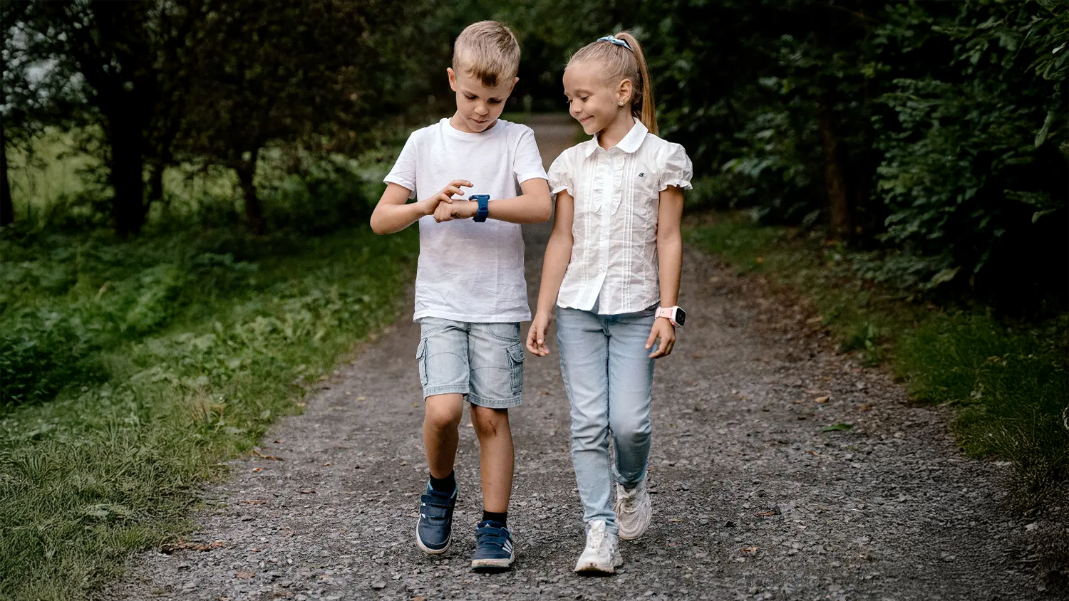 Dívka s chlapcem, který má na ruce dětské chytré hodinky Lamax WatchY4 Plus