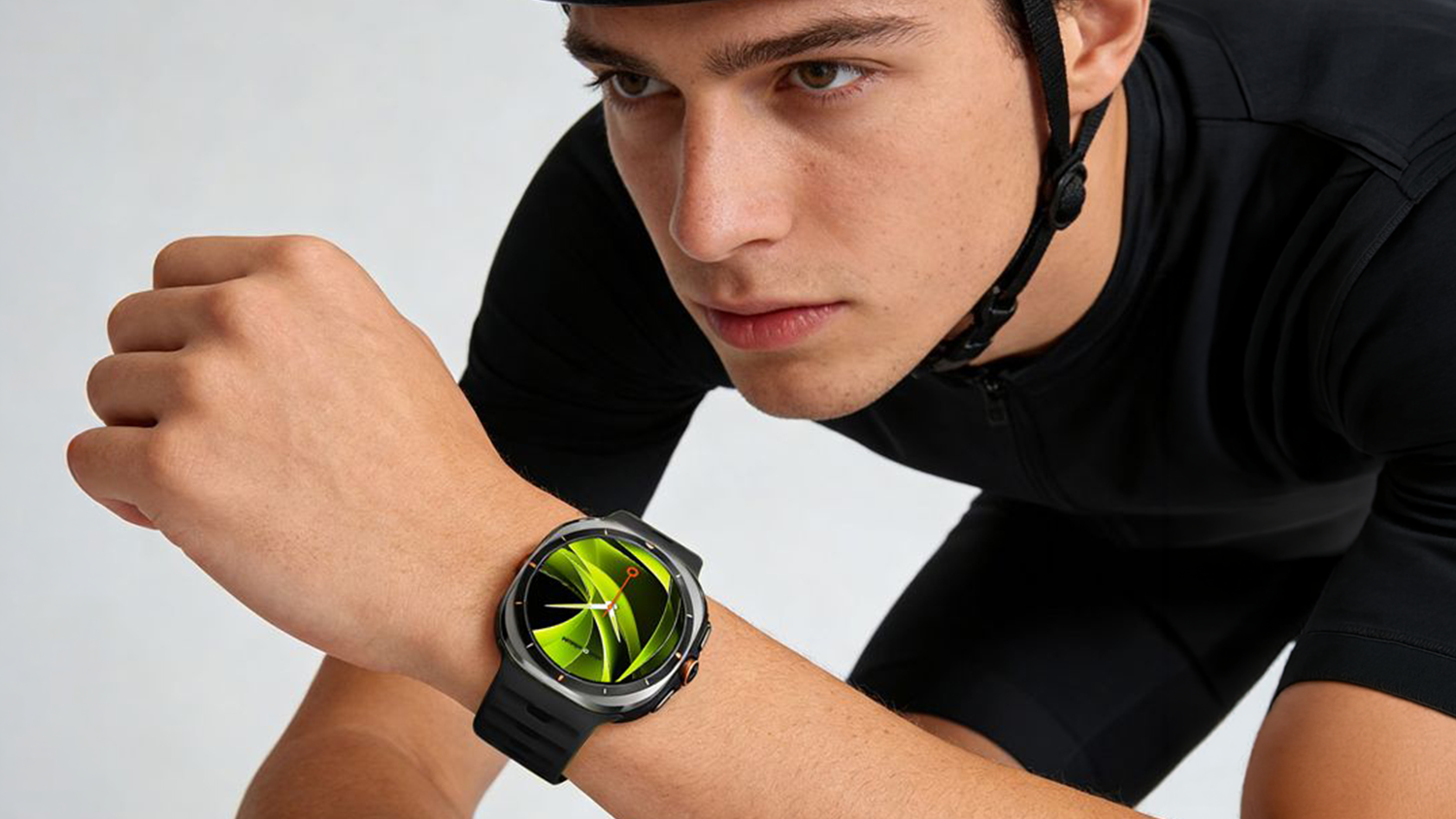 Muž s hodinkami na ruce s řemínkem Mobile Origin Easy Strap Silicone při jízdě na kole
