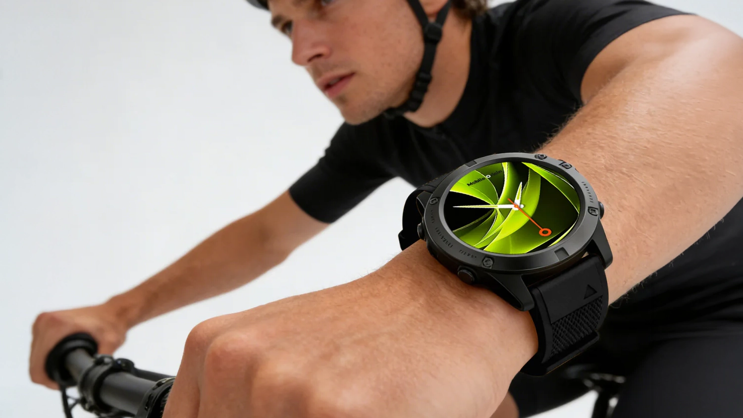 Muž jede na kole s hodinkami Garmin