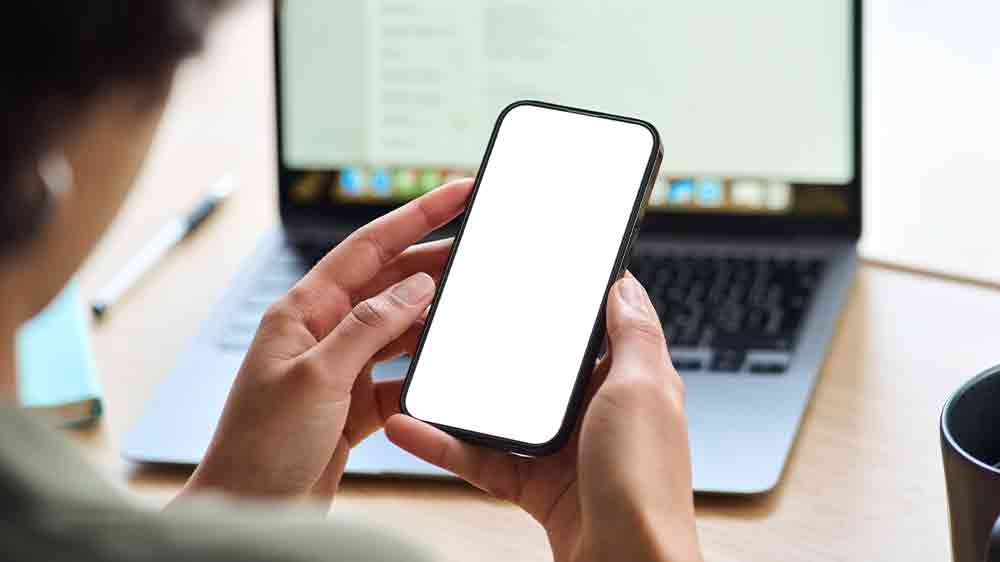 Ruky držiace mobil_02