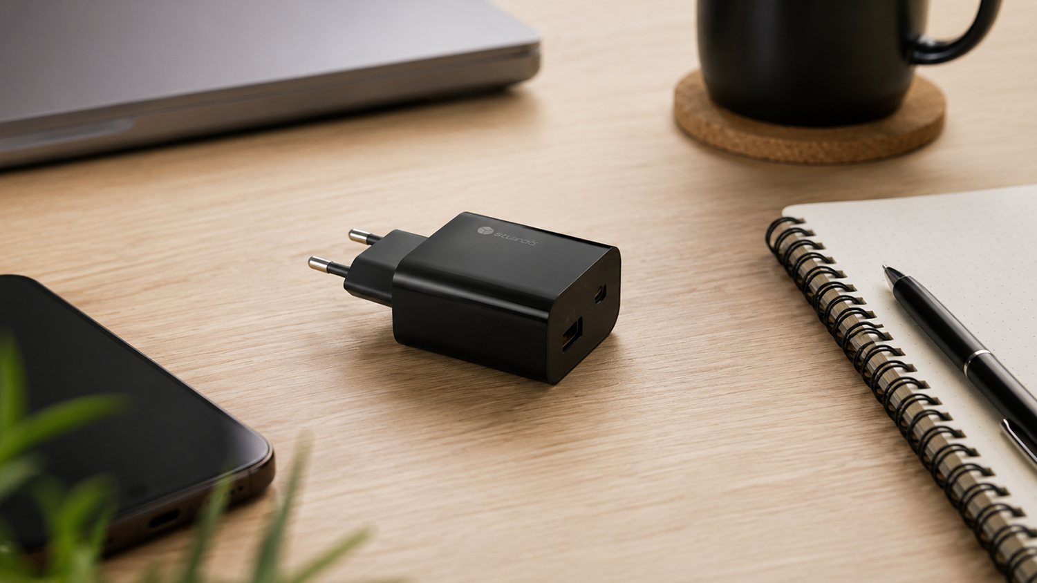 Sieťov&aacute; nab&iacute;jačka T077-1 Mini 3A PD 20W položen&aacute; na stole vedľa elektroniky