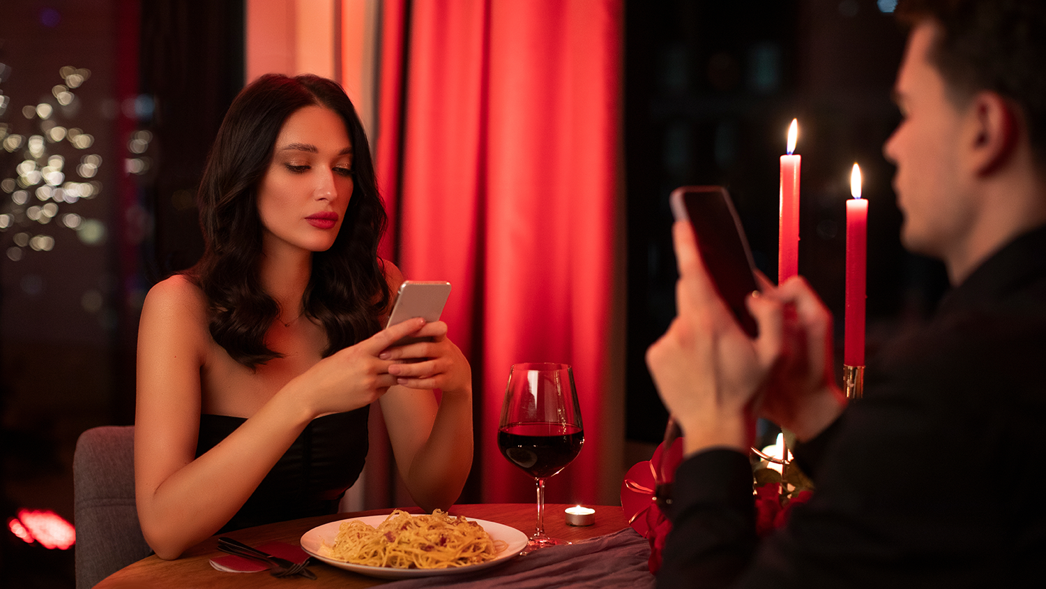 Muž a žena v re&scaron;taur&aacute;cii s mobilom v ruke