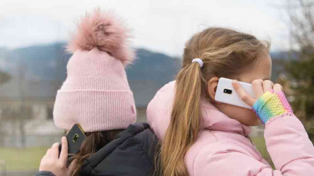 Deti telefonujú mobilom MOBIOLA MB2400_02