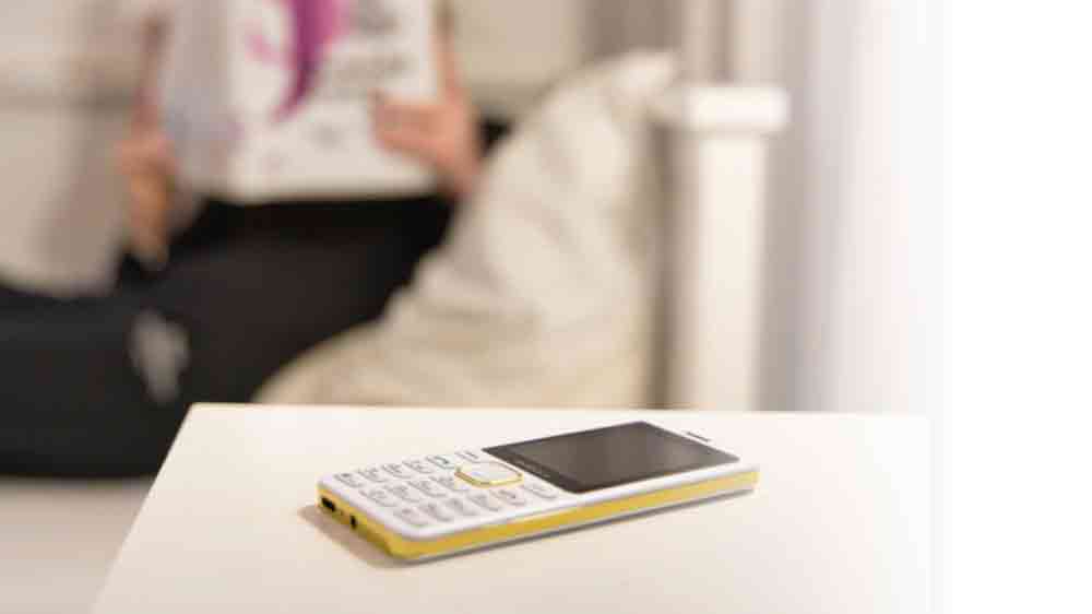 Telefón MOBIOLA MB2400 na bielom stole_02