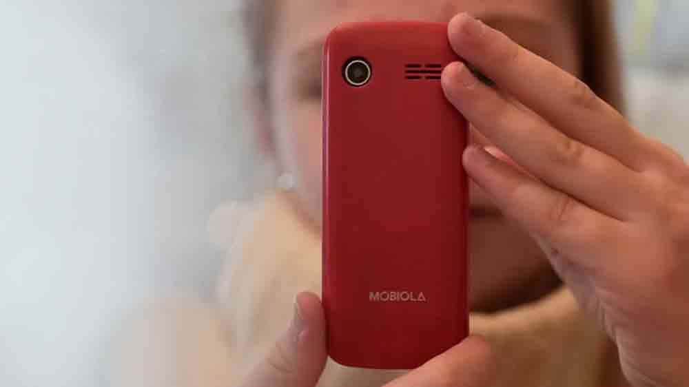Osoba držiaca mobil MOBIOLA MB3020 v ruke_02