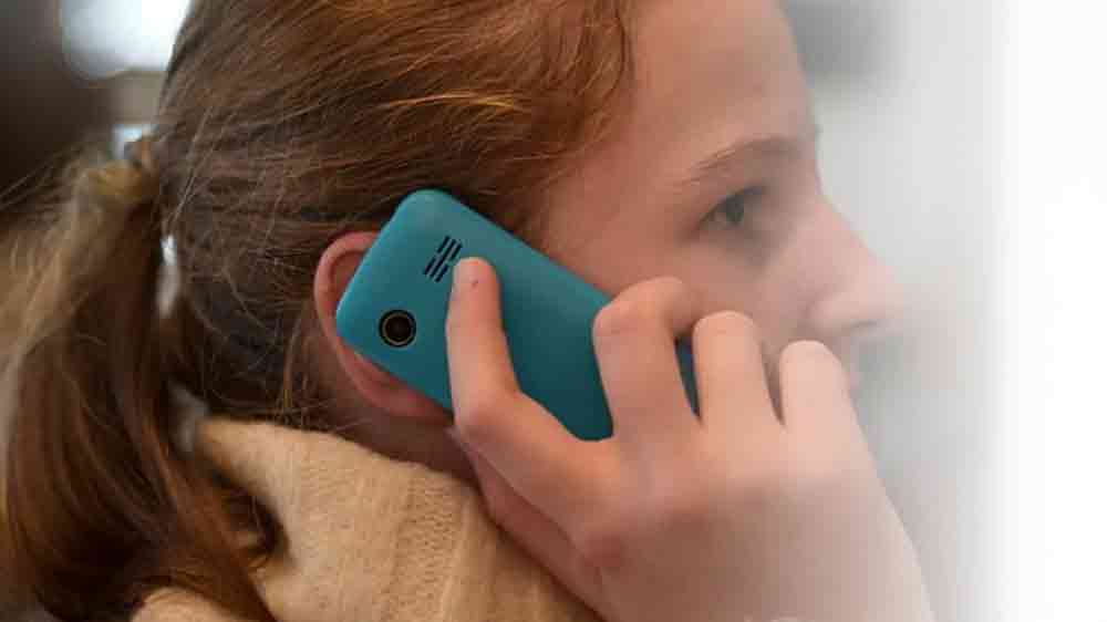 Dievča telefonuj&uacute;ce s telef&oacute;nom MOBIOLA MB3020_03