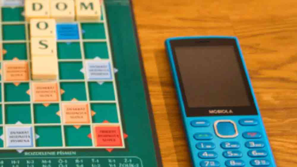 Telefón MOBIOLA MB4280 na zápisníku na stole_02