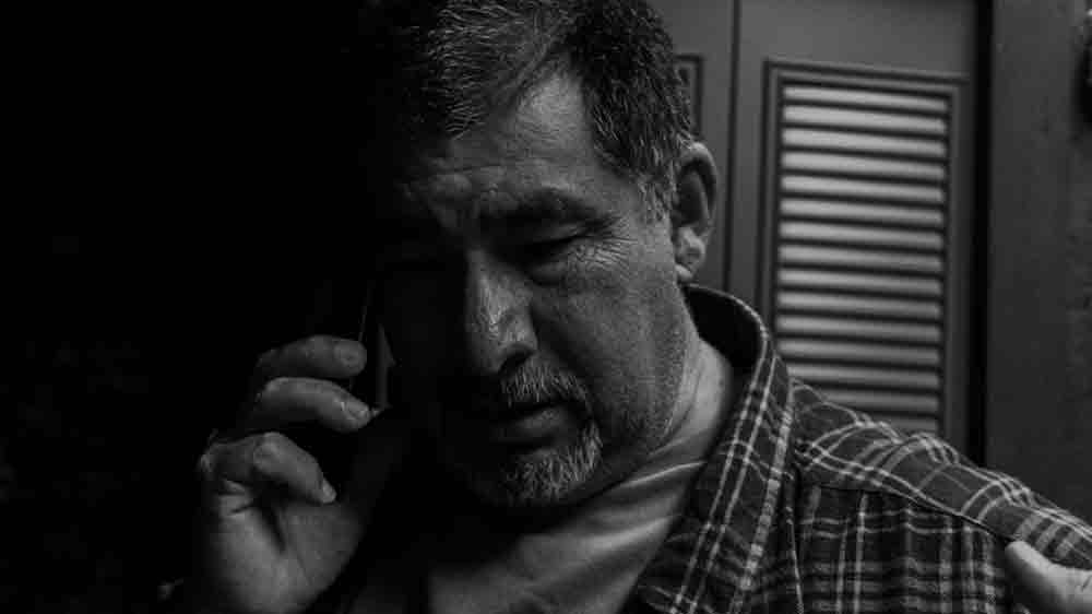 Telefonujúci muž_03