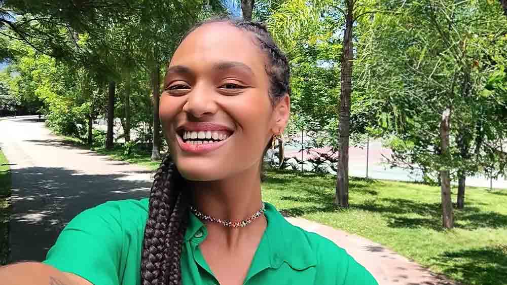 Selfie mladé ženy urobené mobilným telefónom Motorola Moto G15_04