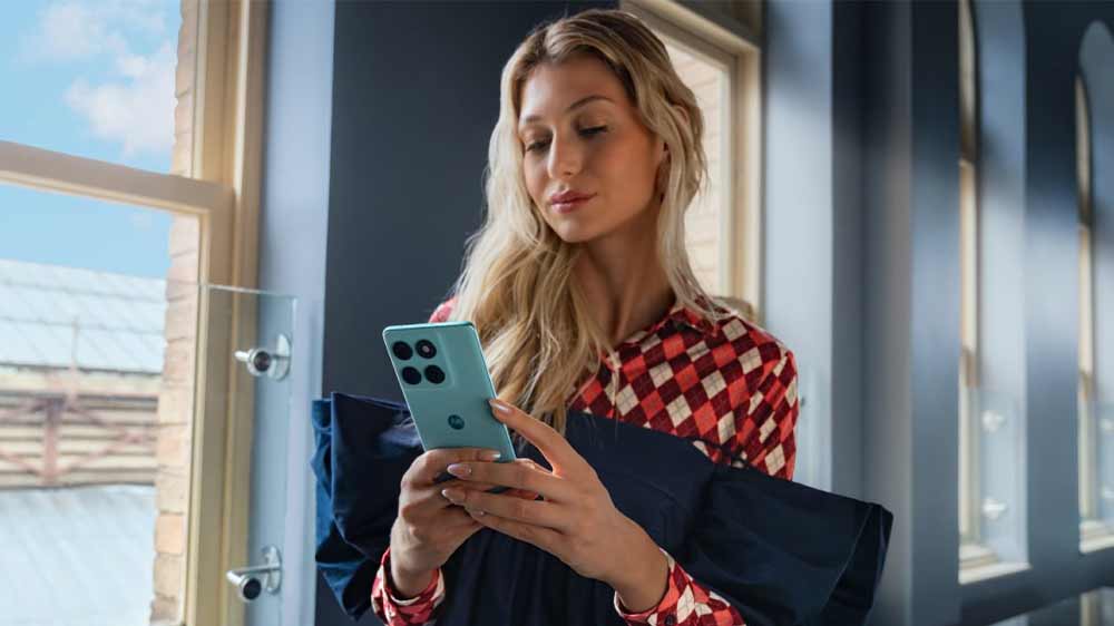 Žena držiaca telefón Motorola Edge 60 Fusion _03