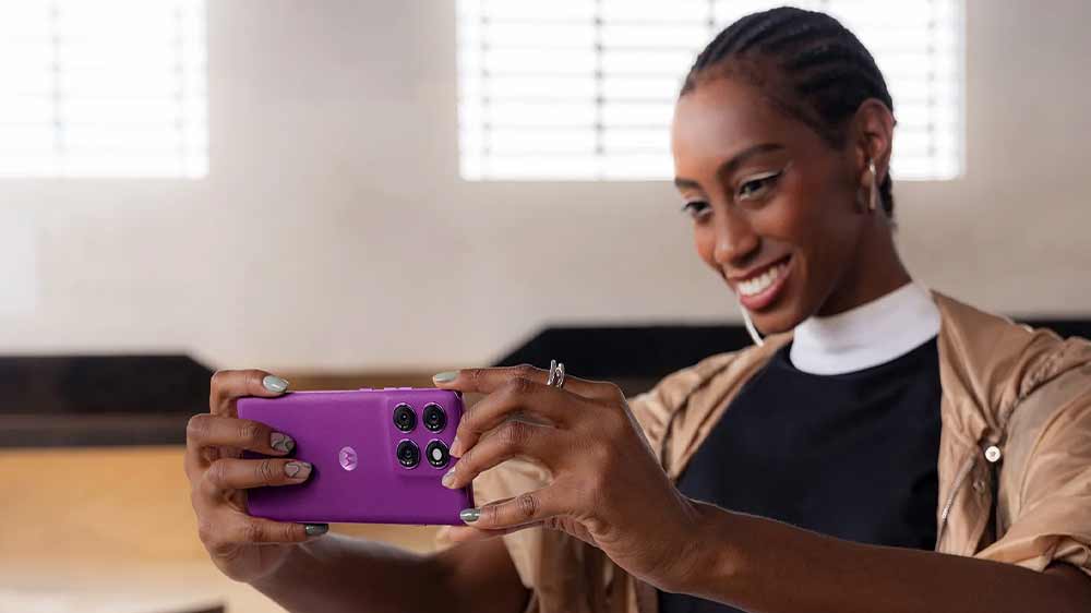 Žena fotí s mobilným telefónom Motorola Edge 60 Pro Dazzling Blue_03