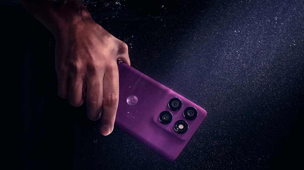 Zadná strana mobilného telefóna Motorola Edge 60 Pro Dazzling Blue_04