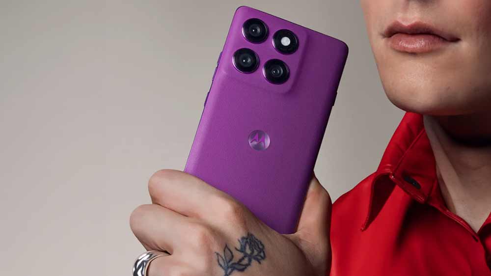 Muž drží v ruke mobilný telefón Motorola Edge 60 Pro Shadow_02