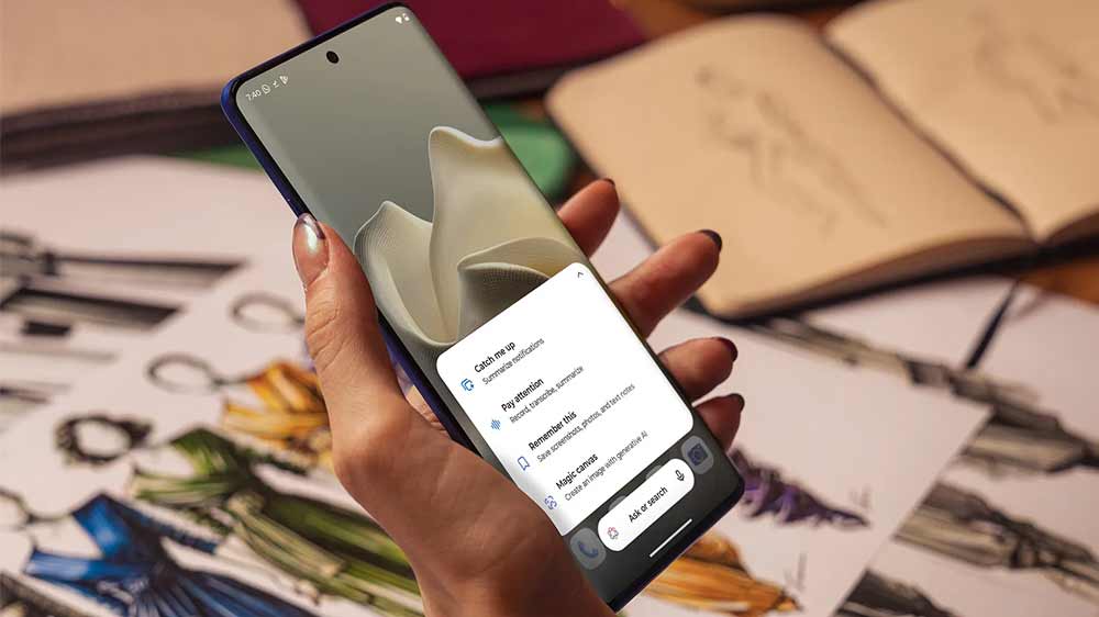 Ženská ruka drží mobilný telefón Motorola Edge 60 Pro_05