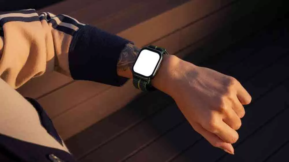 Žena kouk&aacute; na hodinky Moto Watch Fit Motorola Trekking Green na sv&eacute;m z&aacute;pěst&iacute;_06