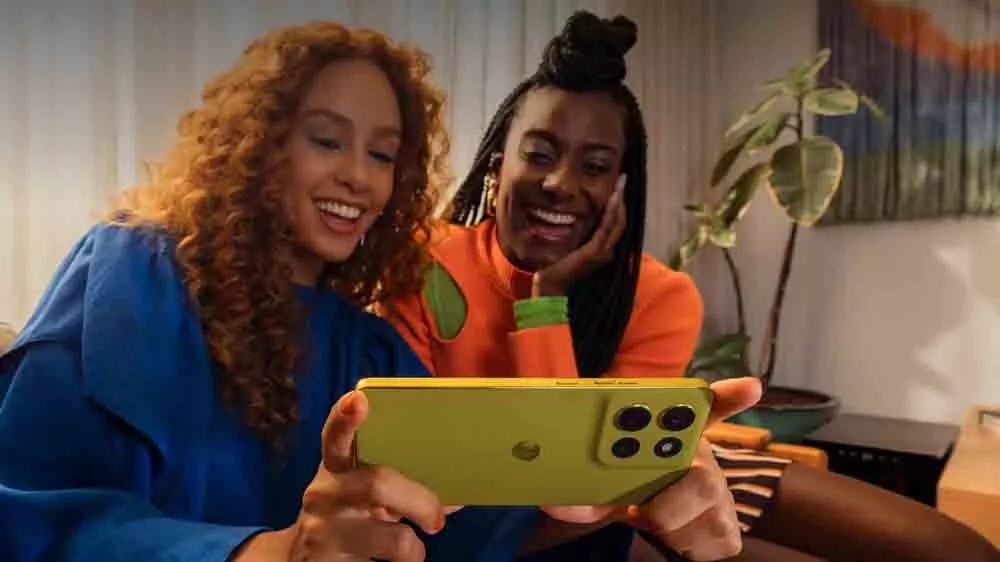 Dve ženy pozeraj&uacute;ce sa na telef&oacute;n Motorola MOTO G86 5G_02
