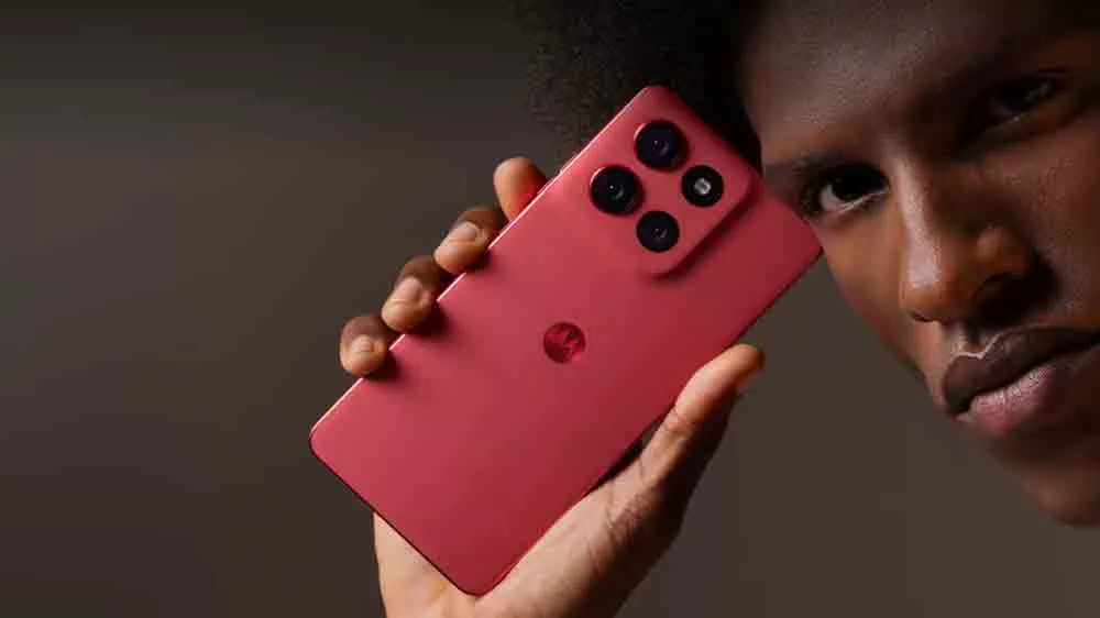 Človek držiaci telef&oacute;n Motorola MOTO G86_05