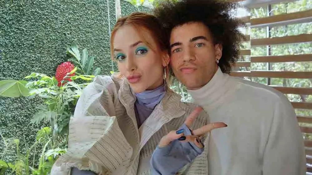 Žena a muž sa fotí na selfie_03