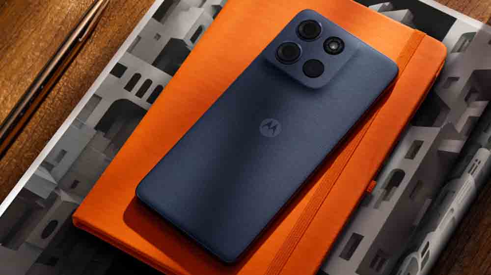 Mobilní telefon Motorola Moto G56 položený na oranžovém diáři_03