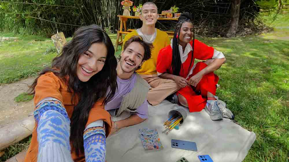 Skupina přátel se fotí na selfie_03