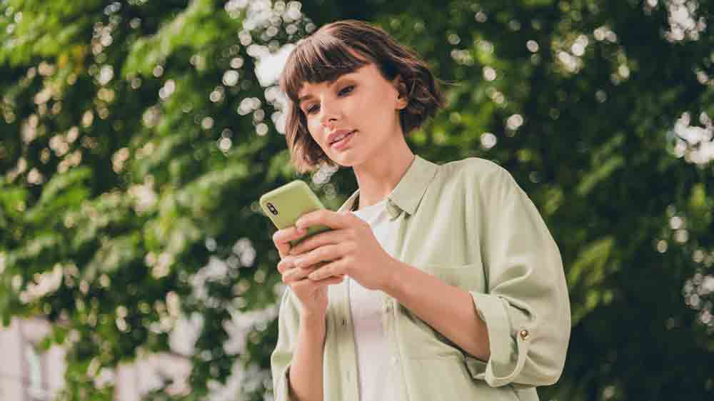 Mlad&aacute; žena p&iacute;&scaron;e na mobile_02