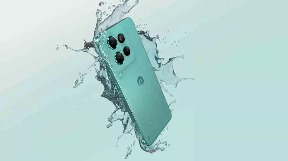 Vizualizace mobiln&iacute;ho telefonu Motorola Edge 60 Neo v kontaktu s vodou_05