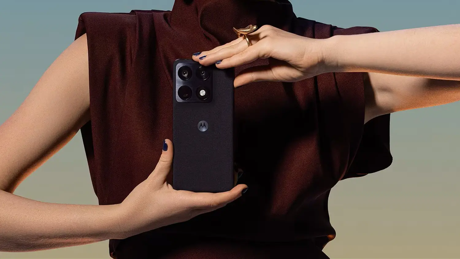 Žena držiaca mobilný telefón Motorola Signature