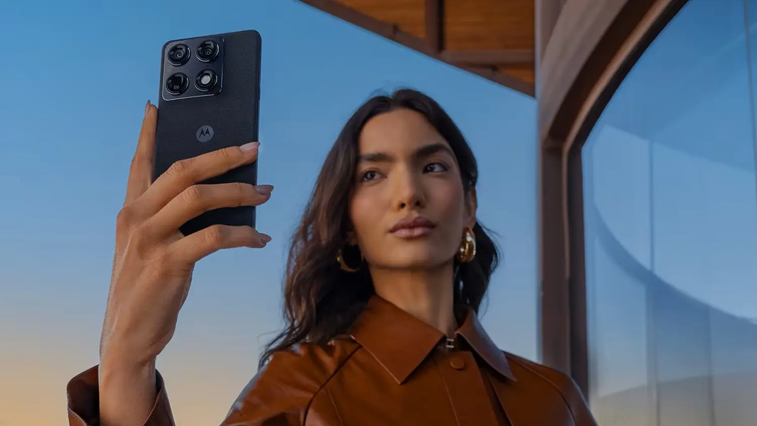 Žena fotografujúca mobilným telefónom Motorola Signature