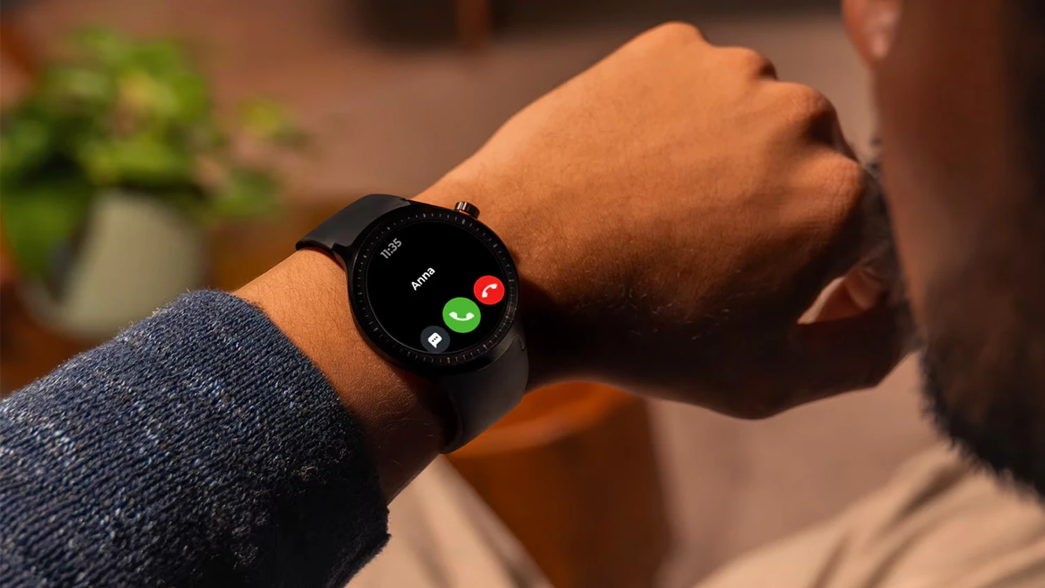 Muž s nasazen&yacute;mi hodinkami Motorola Moto Watch