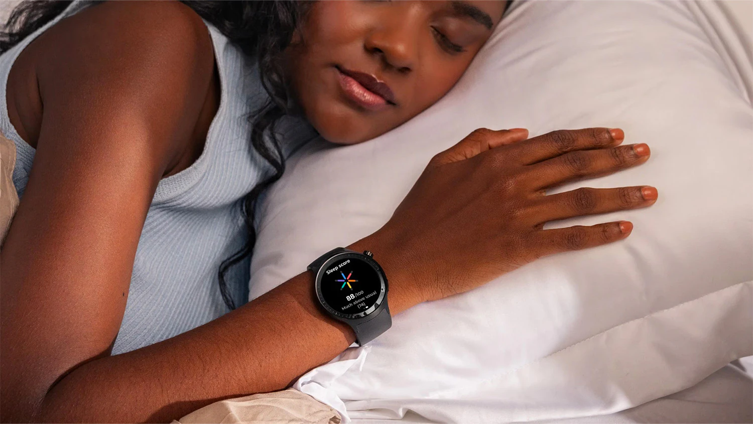 Žena sp&iacute;c&iacute; s nasazen&yacute;mi hodinkami Motorola Moto Watch