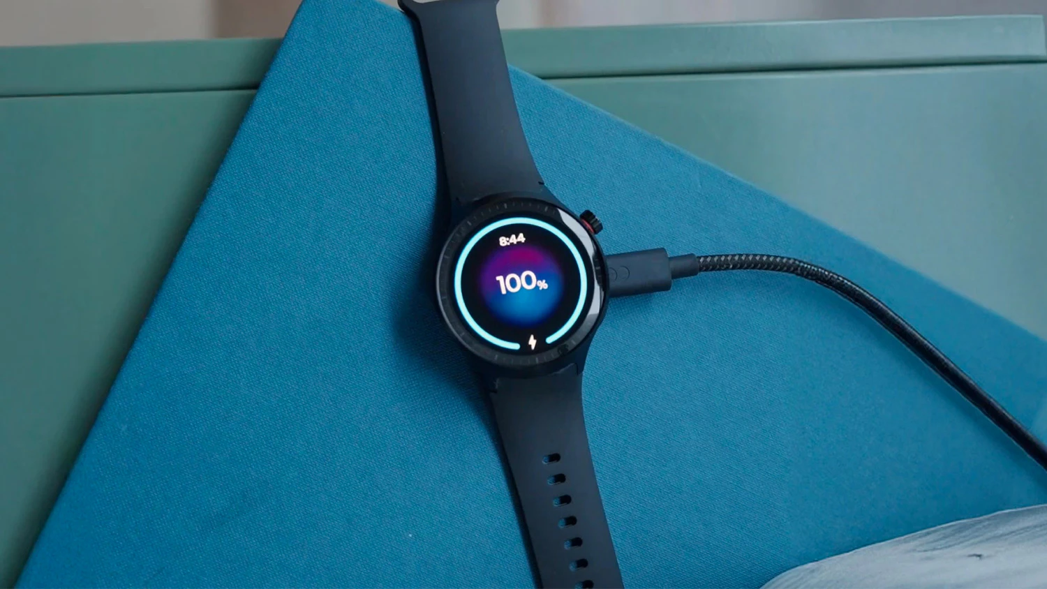 Hodinky Motorola Moto Watch na nab&iacute;ječce