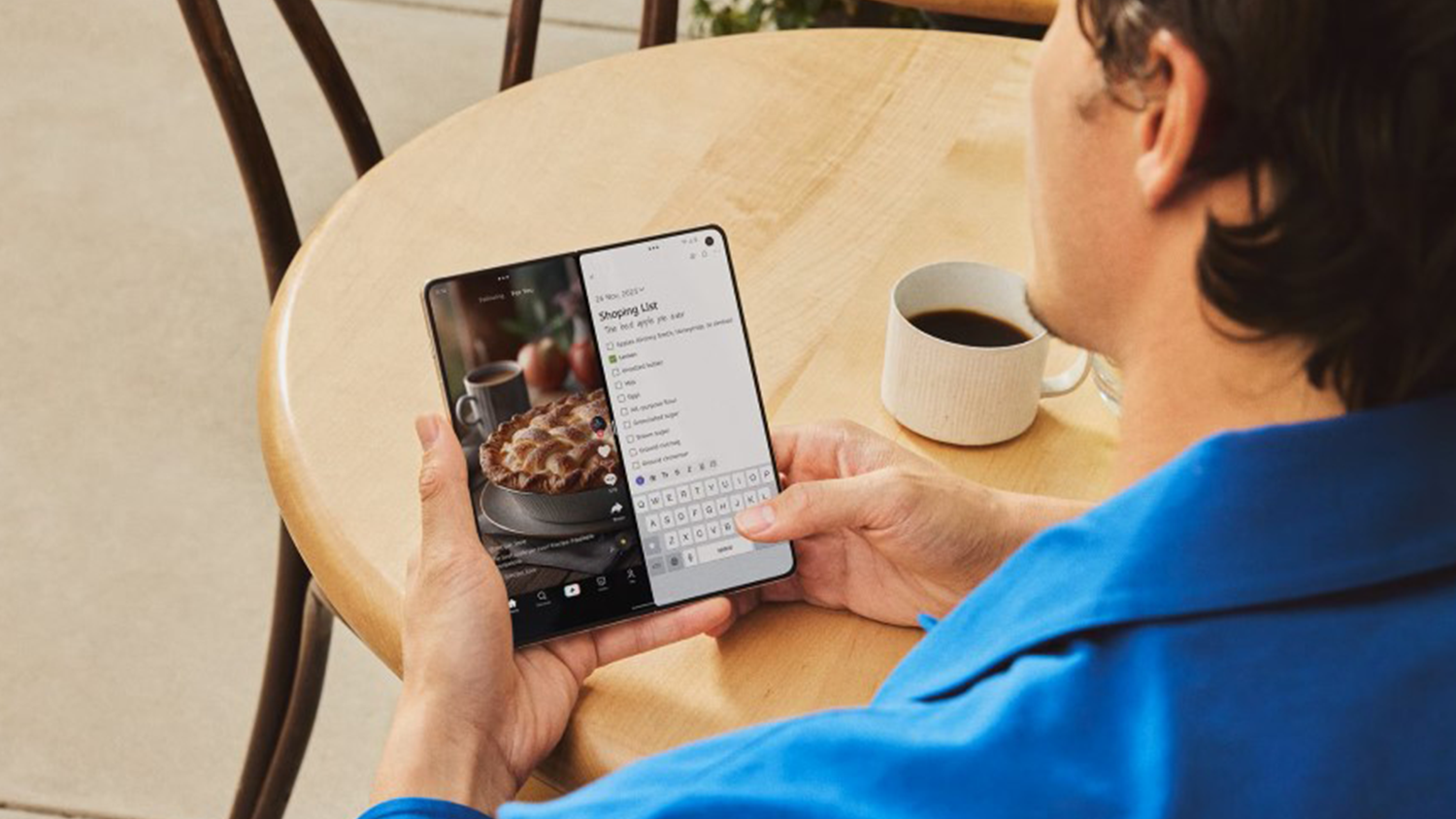Muž používající telefon Motorola Razr Fold