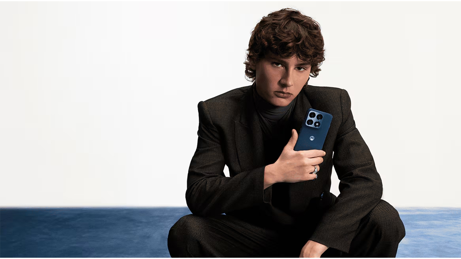 Muž držící telefon Motorola Edge 70 Pro