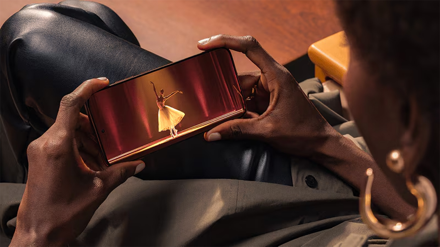 Žena sledující video na telefonu Motorola Edge 70 Pro