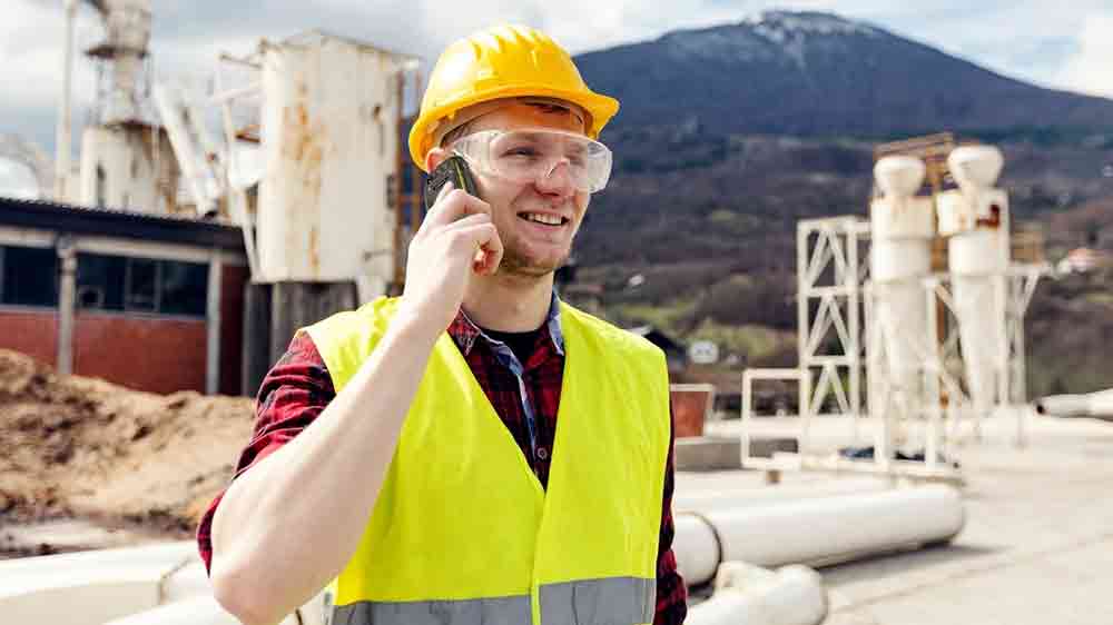 Stavební dělník s mobilním telefonem myPhone HAMMER Boost 2 LTE_02