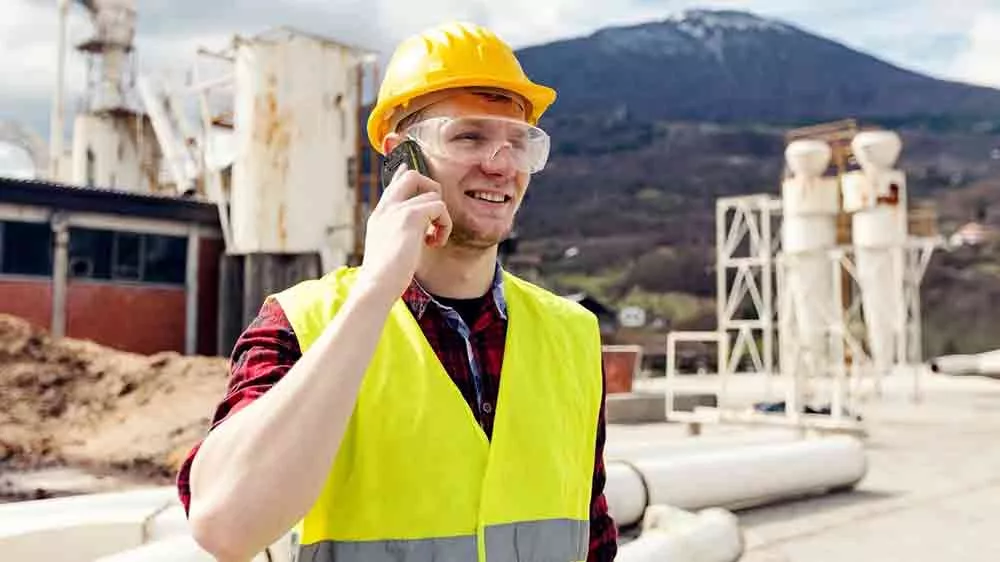 Stavebný robotník s mobilným telefónom myPhone HAMMER Boost 2 LTE_02