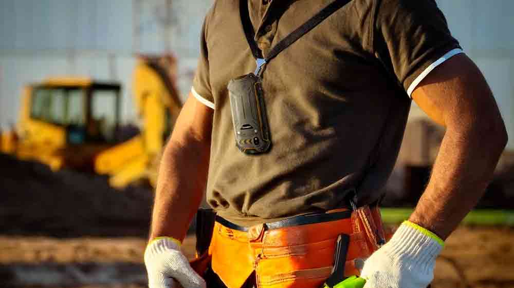 Muž má na krku pověšený mobilní telefon myPhone HAMMER Boost 2 LTE_04