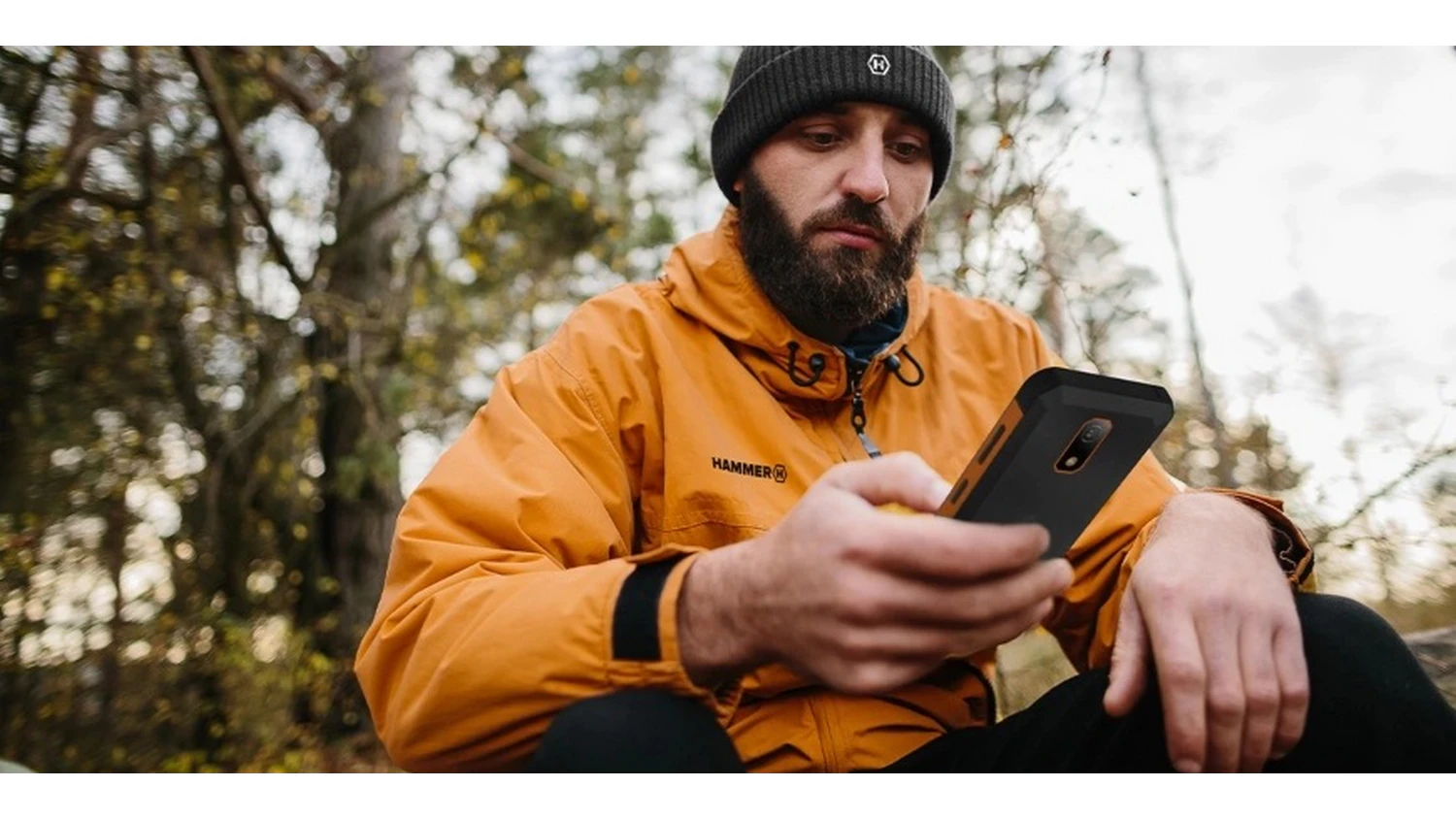 Muž s mobilným telefónom MyPhone Hammer Iron VA